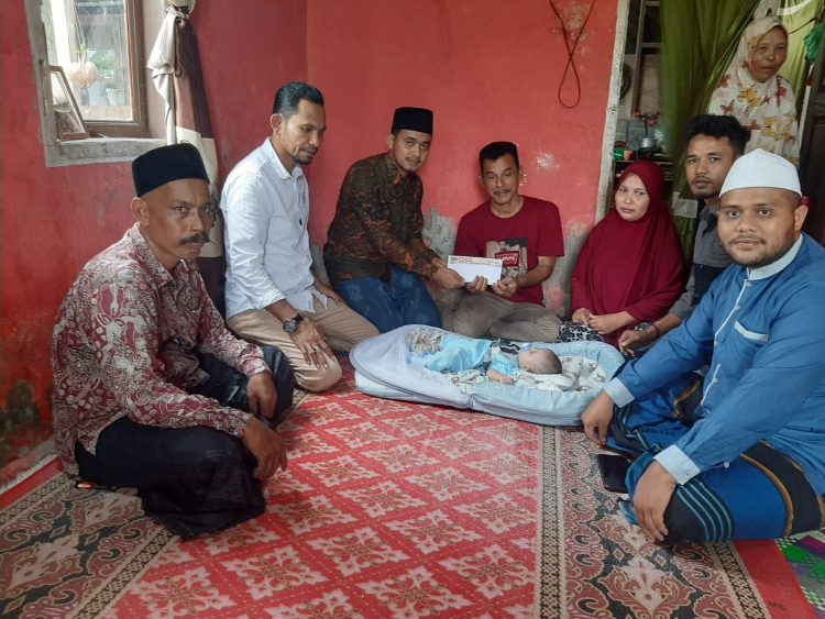 Gerakan Ormas Paya Bakong (GO_PB) Kecamatan Paya Bakong, menyerahkan bantuan donasi kepada Syafia Adinda Balita penderita penyakit bocor jantung di Gampong Peurupok Kecamatan Paya Bakong