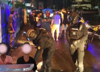 Tim Charlie ROTR (Resmob On The Road) Polresta Manado mengamankan dua pelaku yang membuat Keributan dengan menggunakan senjata tajam di Kombos Timur Lingkungan II Kecamatan Singkil