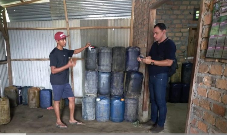 Anggota Subdit IV Tipidter Ditreskrimsus Polda Sumsel berhasil mengamankan pelaku penyalahgunaan BBM Subsidi di OKU Timur