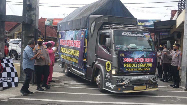 Polres Purbalingga menggandeng wartawan dan mahasiswa menyalurkan bantuan kemanusiaan bagi korban gempa bumi di Cianjur