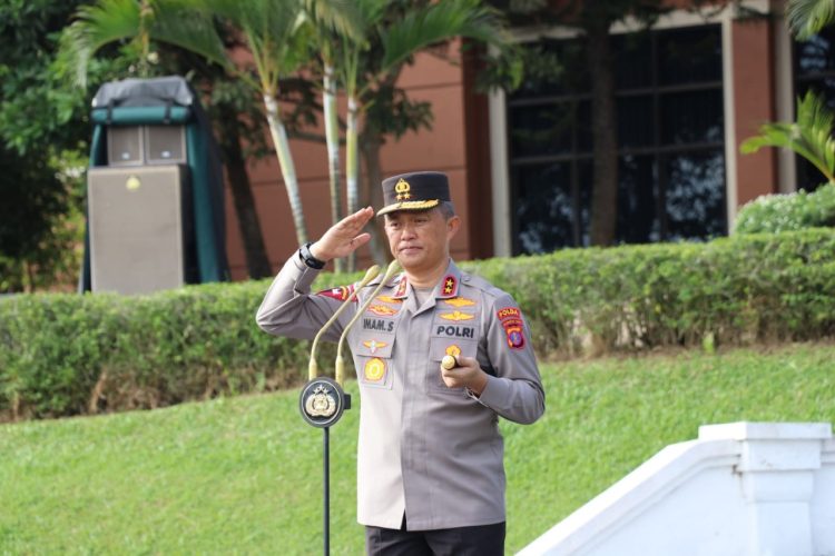 Kapolda Kaltim, Irjen Pol. Drs. Imam Sugianto, M.Si, memimpin Apel Pagi seluruh personil Polri dan ASN Polda Kaltim