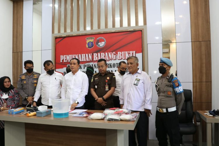 Direktorat Reserse Narkoba Polda Kalimantan Timur memusnahkan barang bukti narkotika jenis sabu sebanyak 5018,78 gram