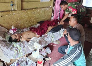 Bhabinkamtibmas dan Babinsa Desa Air Belo melaksanakan sambang kerumah warga yang sedang sakit akibat kecelakaan mobil