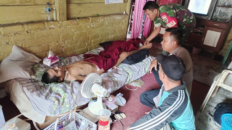 Bhabinkamtibmas dan Babinsa Desa Air Belo melaksanakan sambang kerumah warga yang sedang sakit akibat kecelakaan mobil