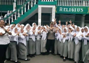 Kapolsek Patumbak Kompol Faidir SH,MH melaksanakan kegiatan Road To School di SMK 4 AL-WASLIYAH yang berada di JL.Garu II-A Kel.Harjosari II Kec.Medan Amplas