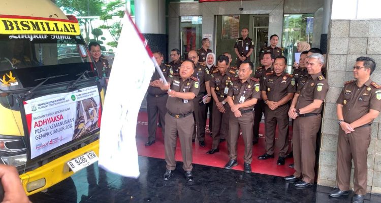 Kejaksaan Tinggi (Kejati) Sumsel kirimkan bantuan sebagai bentuk kepedulian kemanusian terhadap korban Gempa yang melanda Kabupaten Cianjur