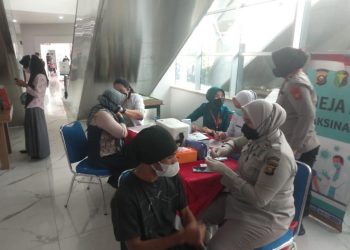 Rumah Sakit Bhayangkara M Hasan Palembang menyediakan vaksin Covid-19 booster atau dosis ketiga