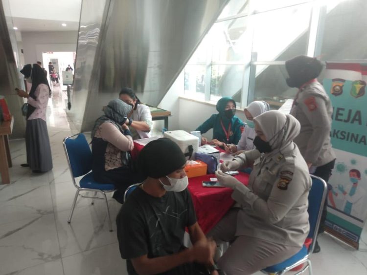 Rumah Sakit Bhayangkara M Hasan Palembang menyediakan vaksin Covid-19 booster atau dosis ketiga