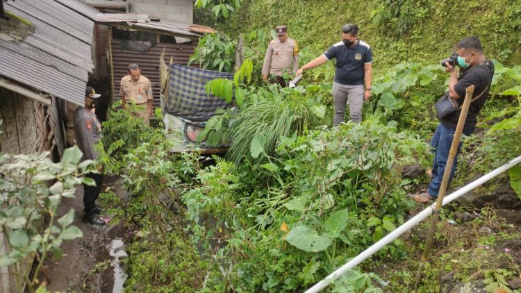 Seorang nenek bernama Kisni (87) warga Desa Candinata, Kecamatan Kutasari, Kabupaten PurbaIingga ditemukan meninggal di kolam pembuangan air