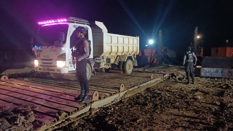 Personel Ditsamapta Polda Kaltim laksanakan patroli dan pengamanan di sekitar kawasan pos pam dermaga dan bangunan jalan Tol Pulau Balang Kel. Pantai Lango Kec. Penajam Kab. Penajam Paser Utara