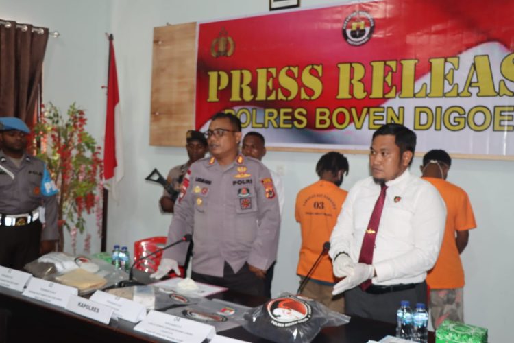 Kapolres Boven Digoel AKBP I Komang Budiartha, S.I.K di dampingi Kasat Narkoba Iptu Irwan S.Sos melaksanakan Press Release dalam pengungkapan Kasus Narkotika