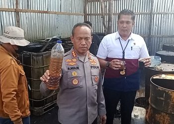 Polrestabes Palembang Melakukan Penangkapan 4 (Empat) Pelaku minyak illegal drilling sebanyak 10 Ton Solar ilegal berlokasi di JL. H. Sarkowi Kel. Keramasan Kec. Kertapati Kota Palembang