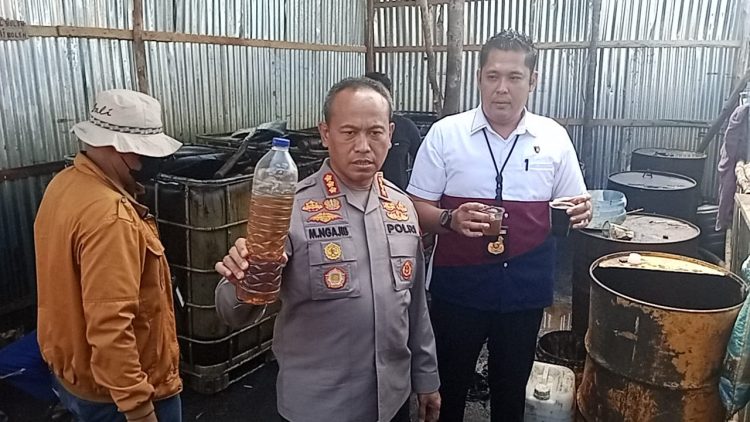 Polrestabes Palembang Melakukan Penangkapan 4 (Empat) Pelaku minyak illegal drilling sebanyak 10 Ton Solar ilegal berlokasi di JL. H. Sarkowi Kel. Keramasan Kec. Kertapati Kota Palembang