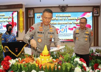 Pemotongan tumpeng oleh Kapolda dan Wakapolda Kaltim, kemudian penyerahan bingkisan/souvenir serta penghargaan kepada personel ASN Polda Kaltim