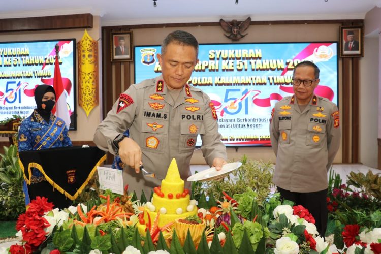 Pemotongan tumpeng oleh Kapolda dan Wakapolda Kaltim, kemudian penyerahan bingkisan/souvenir serta penghargaan kepada personel ASN Polda Kaltim