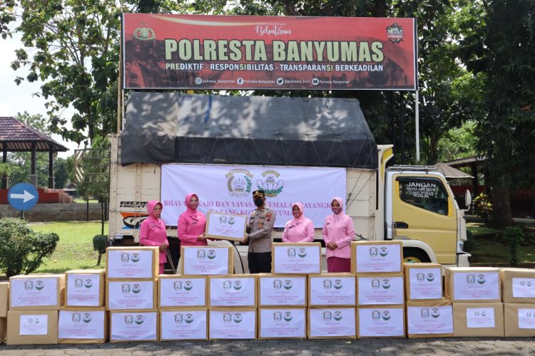 Kapolresta Banyumas Kombes Pol Edy Suranta Sitepu, SIK,MH, pimpin pelaksanaan pemberangkatan Bansos dari Polresta Banyumas untuk Korban Bencana Gempa Bumi di Kabupaten Cianjur