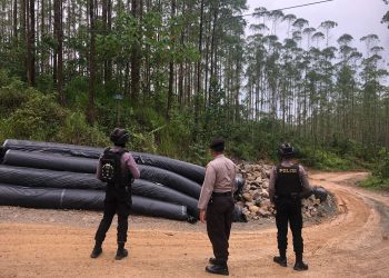 Personel Ditsamapta Polda Kaltim laksanakan patroli dan pengamanan di sekitar kawasan pos pam dermaga dan bangunan jalan Tol Pulau Balang Kel. Pantai Lango Kec. Penajam