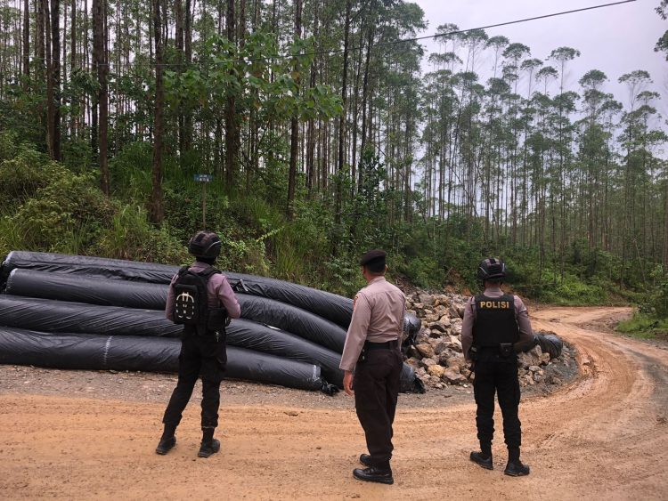 Personel Ditsamapta Polda Kaltim laksanakan patroli dan pengamanan di sekitar kawasan pos pam dermaga dan bangunan jalan Tol Pulau Balang Kel. Pantai Lango Kec. Penajam