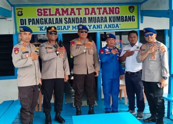 Direktur Polairud Polda Sumsel Kombes Pol Andreas Kusmaedi, Kabid TIK Polda Sumsel Kombes Pol Rio Nababan, didamping Wadir Polairud Polda Sumsel AKBP Zahrul Bawadi dan Kasubdit Patroli Dit Polairud Polda Sumsel Kompol Budi Santoso mengunjungi Pangkalan Sandar Muara Kumbang