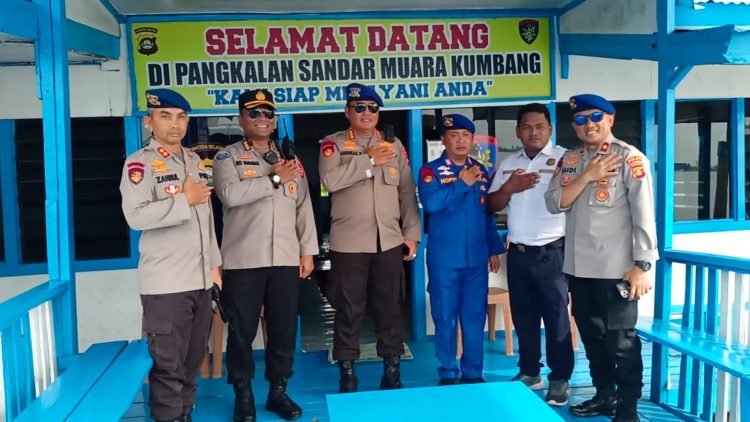 Direktur Polairud Polda Sumsel Kombes Pol Andreas Kusmaedi, Kabid TIK Polda Sumsel Kombes Pol Rio Nababan, didamping Wadir Polairud Polda Sumsel AKBP Zahrul Bawadi dan Kasubdit Patroli Dit Polairud Polda Sumsel Kompol Budi Santoso mengunjungi Pangkalan Sandar Muara Kumbang