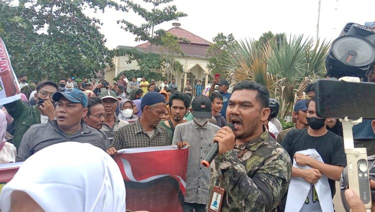 Ratusan warga Kampong Makmur Jaya bergerak Aksi demontrasi Kekantor Walikota Subulussalam meminta keadilan