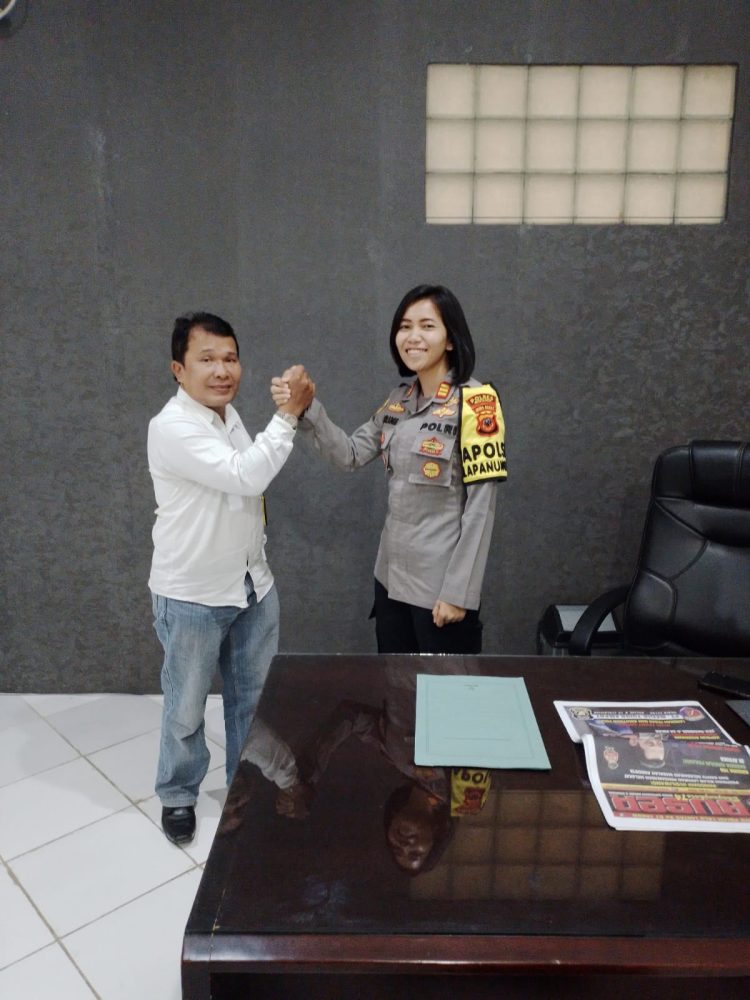 Jurnalis Mitrapolri.com Robert Hutagalung bersilaturahmi kepada Kapolsek Klapanunggal AKP Irrine Kania Defi, S.I.K