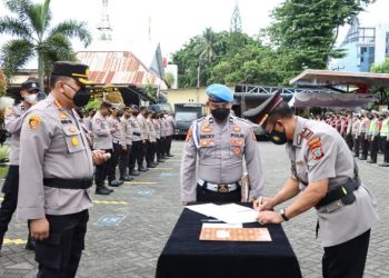 Polresta Manado menggelar Upacara Pelantikan Kabag Log dan Kasat Tahti Polresta Manado upacara dipimpin oleh Kapolresta Manado Kombes Pol Julianto Sirait
