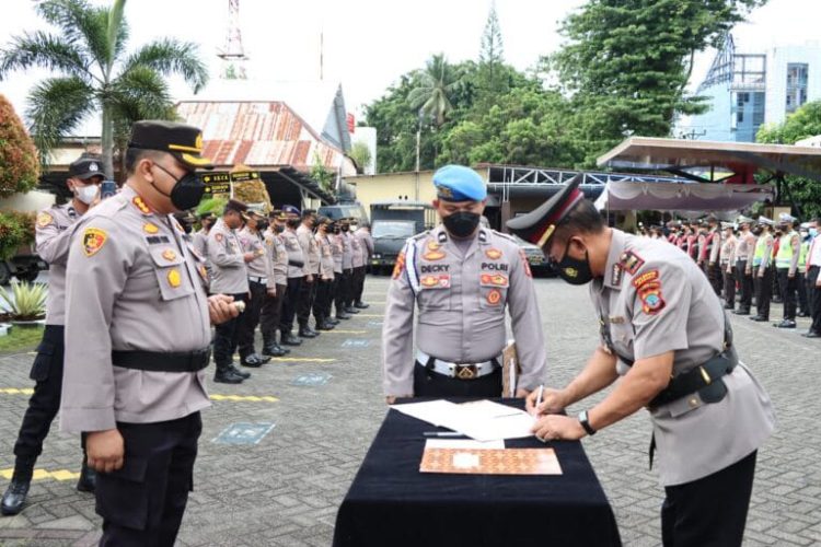 Polresta Manado menggelar Upacara Pelantikan Kabag Log dan Kasat Tahti Polresta Manado upacara dipimpin oleh Kapolresta Manado Kombes Pol Julianto Sirait