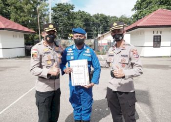 Kapolres Belu, AKBP. Yosep Krisbiyanto, SIK menghargainya dengan memberikan reward atau penghargaan kepada personel yang berprestasi