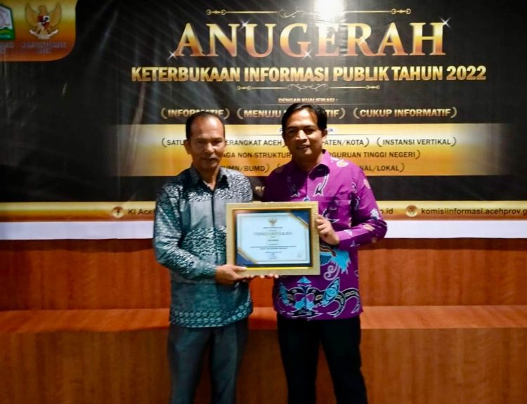 Penghargaan tersebut diserahkan oleh Ketua Komisi Informasi Aceh Arman Fauzi kepada Pj Wali Kota Sabang yang diwakili oleh Asisten Pemerintahan, Keistimewaan Aceh & Kesejahteraan Rakyat Sekdako Sabang, Andri Nourman