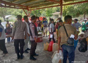 Kepolisian Sektor Tasifeto Timur (Polsek Tastim) Polres Belu, melakukan Pengamanan dan Pengawasan kegiatan Penyaluran Operasi Pasar Minyak Tanah, untuk Masyarakat Kecamatan Tasifeto Timur