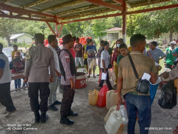 Kepolisian Sektor Tasifeto Timur (Polsek Tastim) Polres Belu, melakukan Pengamanan dan Pengawasan kegiatan Penyaluran Operasi Pasar Minyak Tanah, untuk Masyarakat Kecamatan Tasifeto Timur