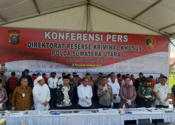 Kapolda Sumut, Irjen Pol RZ Panca Putra Simanjuntak memberi penjelasan pada press release kasus judi online Apin BK alias Joni di Parkiran Mapolda Sumut, Rabu (30/11/22). (Foto: mitrapolri/ T77)