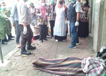Polsek Purwokerto Selatan bersama dengan tim Inafis Polresta Banyumas Polda Jawa Tengah mengevakuasi seorang laki laki PGOT yang meninggal dunia di trotoar Jl. Jenderal Sudirman Timur, Purwokerto Kidul