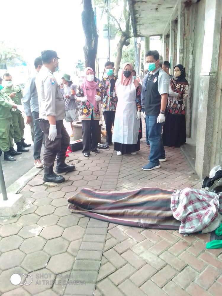 Polsek Purwokerto Selatan bersama dengan tim Inafis Polresta Banyumas Polda Jawa Tengah mengevakuasi seorang laki laki PGOT yang meninggal dunia di trotoar Jl. Jenderal Sudirman Timur, Purwokerto Kidul