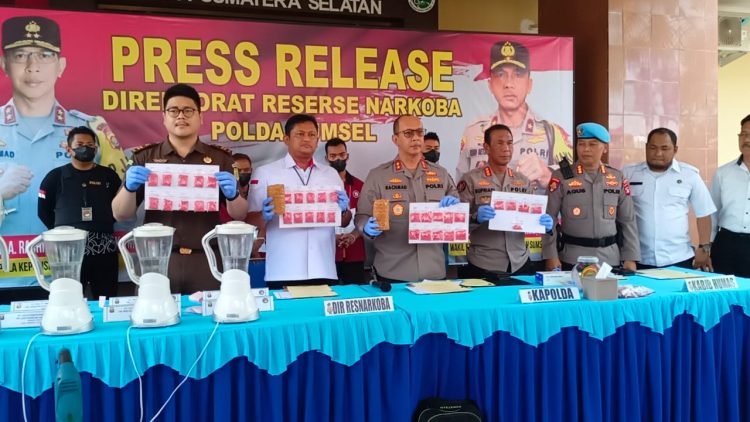 Tim Khusus Direktorat Reserse Narkoba (Ditresnarkoba) Polda Sumsel berhasil mengungkap jaringan peredaran narkoba jenis baru, berbentuk pil atau tablet berlogo Yaba WY