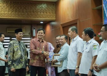 Penghargaan diserahkan oleh Staf Ahli Gubernur Aceh Bidang Keistimewaan Aceh, Sumber Daya Manusia dan Hubungan Kerjasama, Ir. Iskandar Syukri, M.M.,M.T kepada Pj. Bupati Nagan Raya, Fitriany Farhas, AP. S.Sos., M.Si yang diwakili Asisten Ekonomi dan Pembangunan Sekdakab Nagan Raya, Amran Yunus, S.P., M.T,