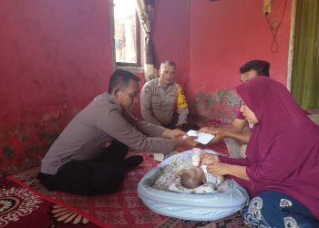 Ipda Iskandar, Kapolsek Paya Bakong mengunjungi dan melihat langsung Syafia Adinda Balita penderita penyakit bocor jantung