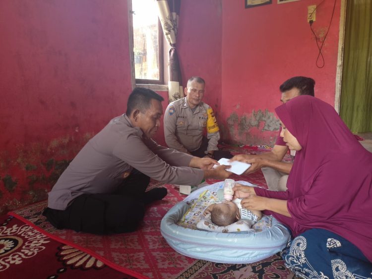 Ipda Iskandar, Kapolsek Paya Bakong mengunjungi dan melihat langsung Syafia Adinda Balita penderita penyakit bocor jantung