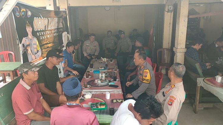 Kapolres Bangka Barat buka ruang diskusi kamtibmas di warung kopi Nur Pasar Mentok