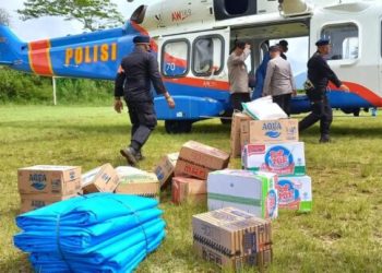Pengiriman Bantuan untuk Korban Gempa Cianjur menggunakan helikopter di Daerah yang Sulit dijangkau