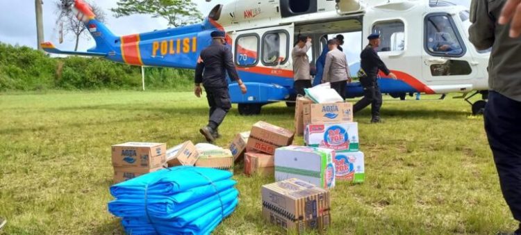 Pengiriman Bantuan untuk Korban Gempa Cianjur menggunakan helikopter di Daerah yang Sulit dijangkau