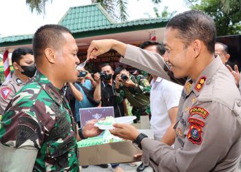 Kapolres Pematangsiantar AKBP Fernando SH S.I.K menghadiri undangan syukuran dan memberikan surprise berupa kue ulang tahun selamat HUT ke- 58 Yonif 122/Tombak Sakti