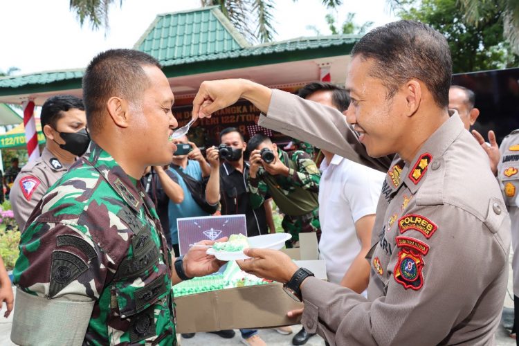 Kapolres Pematangsiantar AKBP Fernando SH S.I.K menghadiri undangan syukuran dan memberikan surprise berupa kue ulang tahun selamat HUT ke- 58 Yonif 122/Tombak Sakti