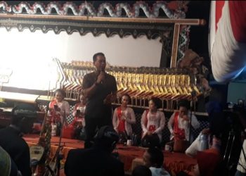 Dikediaman Bapak Wisnu Widodo lebih akrabnya di sapa Mbah Genuk digelar pagelaran wayang kulit semalam suntuk dengan menghadirkan dalang Ki gendroyono dari pelumutan kecamatan kemangkon purbalingga