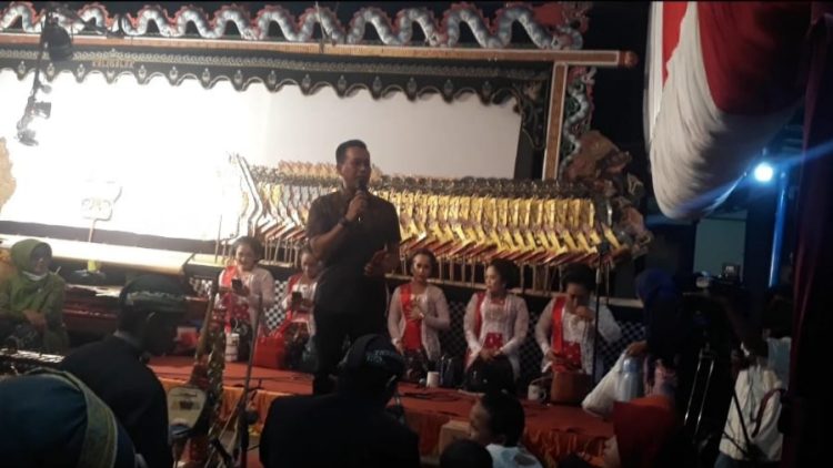 Dikediaman Bapak Wisnu Widodo lebih akrabnya di sapa Mbah Genuk digelar pagelaran wayang kulit semalam suntuk dengan menghadirkan dalang Ki gendroyono dari pelumutan kecamatan kemangkon purbalingga