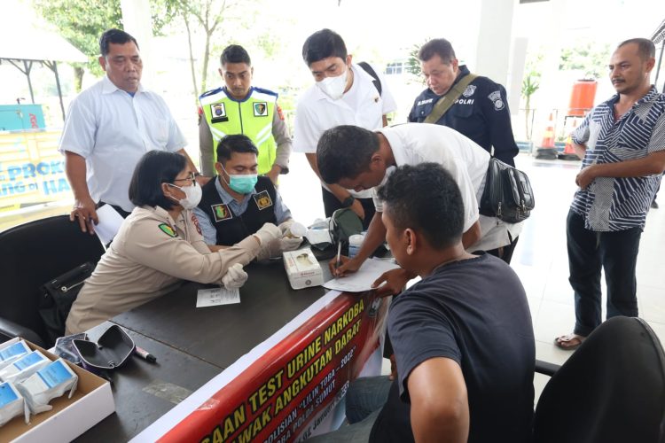 TES URINE: Personel Direktorat Reserse Narkoba Polda Sumut tes urine supir Angkutan Kota Antar Provinsi (AKAP) di Terminal Pinang Baris Medan, Senin (26/12/22). (Foto Dok/ Polda Sumut)