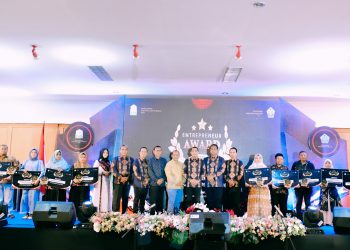 Dinas Koperasi Usaha Kecil dan Menengah (KUKM) Aceh Sukses menggelar kegiatan Malam Penganugerahan bagi pelaku usaha kecil menengah (UKM)