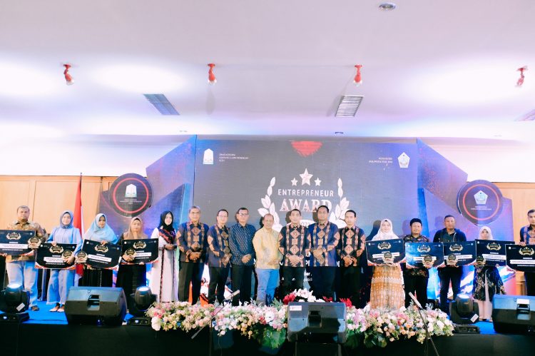 Dinas Koperasi Usaha Kecil dan Menengah (KUKM) Aceh Sukses menggelar kegiatan Malam Penganugerahan bagi pelaku usaha kecil menengah (UKM)