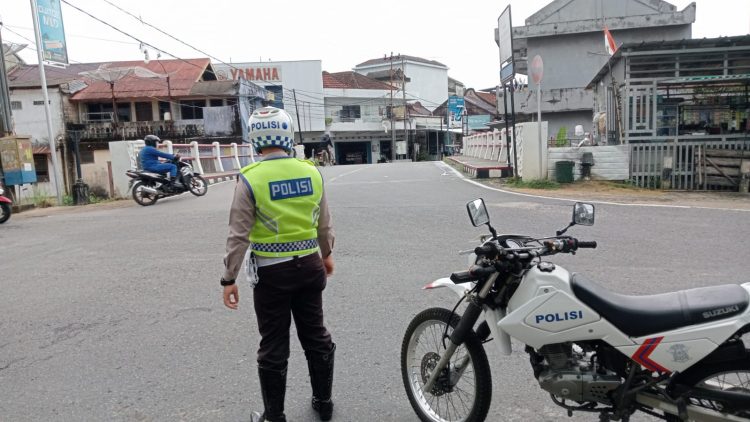 Sat Lantas Polres Bangka Barat rutin melaksanakan kegiatan patroli dan pengaturan pada daerah rawan laka lantas